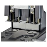 Poinçons creux et mécanisme de perforation du perforateur Rexel HD2300.