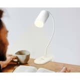 USB, blanche Lampe de lecture LED à pince LOGILINK - Lampe de lecture LogiLink LED024 allumée au-dessus d'un livre ouvert