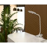 Lampe de bureau LED sur pied ou à pince Swirl HANSA - Lampe Hansa Swirl pincée sur un plan de travail