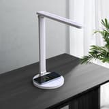 Lampe de bureau LED, chargeur à induction et port USB ATIAS PAPERFLOW - Lampe PAPERFLOW ATIAS sur un bureau, téléphone en charge sur le socle