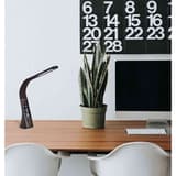 Lampe de bureau LED, horloge, réveil et thermomètre CLARK PAPERFLOW - Lampe PAPERFLOW CLARK sur un bureau