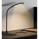 Lampe de bureau LED, col flexible, veilleuse LEON PAPERFLOW - Lampe PAPERFLOW LEON noire allumée sur un bureau