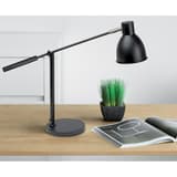 Lampe de bureau, bras à contrepoids, sans ampoule finja MAUL - Lampe MAULfinja noire posée sur un bureau