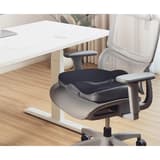 Mousse à mémoire de forme, noir Coussin d'assise coccyx LOGILINK - Coussin LogiLink EO0088 posé sur une chaise de bureau