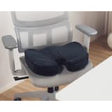 Mousse à mémoire de forme, découpe en U, noir Coussin d'assise ergonomique LOGILINK - Coussin LogiLink EO0089 sur une chaise de bureau