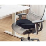 Mousse à mémoire de forme, découpe en U, noir Coussin d'assise ergonomique LOGILINK - Coussin LogiLink EO0089 sur un fauteuil de bureau en maille