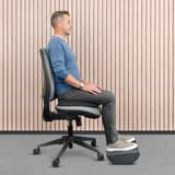 Mousse 2 densités, noir Coussin d'assise Breyta FELLOWES - Utilisateur assis sur le coussin Fellowes Breyta, chaise de bureau