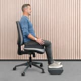 Incliné à 10°, noir Coussin d'assise en biseau Breyta FELLOWES - Utilisateur assis sur le coussin en biseau Fellowes Breyta