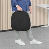 Incliné à 10°, noir Coussin d'assise en biseau Breyta FELLOWES - Coussin en biseau Fellowes Breyta porté par sa poignée