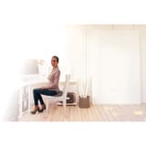 Gonflable, Ø 340 mm, housse grise Coussin d'assise dynamique Fit+ SCHILDKRÖT - Utilisatrice assise sur le coussin SCHILDKRÖT Fit+ à son bureau