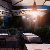 Lampes LED rechargeables à suspendre, lot de 3 COPENHAGUE SECURIT - Lampes Securit COPENHAGUE suspendues sous un parasol