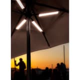 Réglette LED rechargeable pour parasol, 3 teintes BERLIN SECURIT - Réglette Securit BERLIN fixée sous un parasol