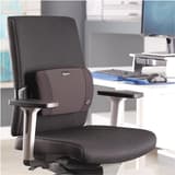 Mousse à mémoire de forme, sangle réglable, noir Coussin lombaire PlushTouch FELLOWES - Coussin lombaire Fellowes PlushTouch noir sur une chaise de bureau