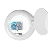 Loupe en verre 3 et 12 dioptries Lampe loupe LED sur socle LOGILINK - Carte électronique vue à travers la loupe de la LogiLink WZ0059