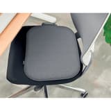 Sur batterie, 3 niveaux de chaleur, gris Coussin d'assise chauffant iComfi LEITZ - Coussin chauffant LEITZ iComfi posé sur une chaise de bureau