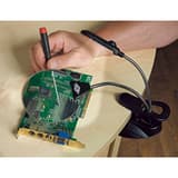 Sur pied ou à pince, x 2 et x 4 Loupe de table avec lampe LED WEDO - Loupe de table WEDO au-dessus d'une carte électronique