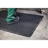 Caoutchouc nitrile résistant aux huiles, 60 × 90 cm, noir Tapis anti-fatigue Yoga Dome Oil MILTEX - Tapis anti-fatigue miltex Yoga Dome Oil noir, 60 × 90 cm, détail