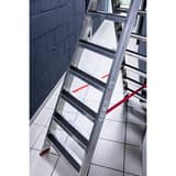 Support aluminium souple, 50 mm × 15 m, noir Bande antidérapante DURALINE GRIP+ FORMFIT DURABLE - Rouleau de bande antidérapante DURABLE DURALINE GRIP+ FORMFIT noir, 50 mm, en situation