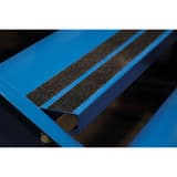Gros grain, 50 mm × 15 m, noir Bande antidérapante DURALINE GRIP+ DURABLE - Rouleau de bande antidérapante DURABLE DURALINE GRIP+ noir, 50 mm, en situation