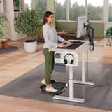 Mousse PU à zones de massage, balle incluse, gris foncé Tapis anti-fatigue Ergo Active LEITZ - Tapis LEITZ Ergo Active sous les pieds à un bureau debout