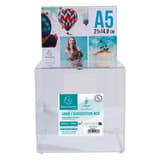 Acrylique, affichette A5, hauteur 365 mm Urne fermable à clé 89258D EXACOMPTA - Urne fermable à clé EXACOMPTA 89258D avec une affichette A5 au-dessus
