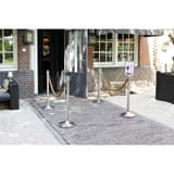Avec socle, doré Poteau d'accueil CLASSIC SECURIT - Poteaux d'accueil Securit CLASSIC dorés reliés par des cordes