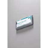149 x 52,5 mm, graphite Plaque de porte CLICK SIGN DURABLE - Plaque de porte DURABLE CLICK SIGN 149 x 52,5 mm graphite fixée sur un mur gris