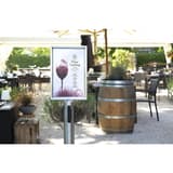 A4 portrait, inox brossé Cadre d'information pour poteau RETRACTABLE EUROPEL - Cadre A4 EUROPEL inox sur poteau RETRACTABLE, terrasse de restaurant