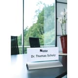 Socle aluminium, 150 x 61 mm, lot de 2 Porte-nom PRESENTER DE LUXE DURABLE - Porte-nom PRESENTER DE LUXE sur une table de réunion, étiquette nominative