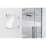 Horizontale, aspect aluminium brossé, 165 x 44 mm Plaque adhésive Poussez 67155E EXACOMPTA - Plaque Poussez EXACOMPTA 67155E sur une porte vitrée, vue rapprochée