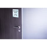 150 x 150 mm Plaque de porte argent EUROPEL - Plaque de porte EUROPEL 150 x 150 mm fixée sur une porte de bureau