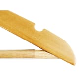 En bois verni, avec barre et encoches Cintre WOODY UNILUX - Encoche sur l'épaule du cintre UNiLUX WOODY
