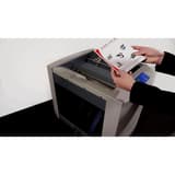 Plieuse-agrafeuse de livrets à dos carré SF-500EU SRA3 SUPERFAX - Chargement d'une liasse dans la plieuse-agrafeuse Superfax SF-500EU