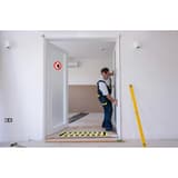 ISO 7010, polypropylène, Ø 20 cm Panneau Accès interdit adhésif 67013E EXACOMPTA - Panneau Accès interdit EXACOMPTA dans un atelier, ouvrier en arrière-plan
