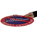 Devant cette porte, polypropylène, Ø 30 cm Panneau interdit de stationner 67102E EXACOMPTA - Panneau EXACOMPTA 67102E tenu en main