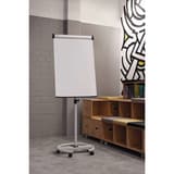 Magnétique, pied rond à 5 roulettes, 2 bras Paperboard mobile solid MAUL - Paperboard MAULsolid dans une salle de réunion