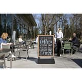 Socle lestable sur roulettes, pin naturel Stop-trottoir ardoise oscillant SWING EUROPEL - Stop-trottoir EUROPEL SWING sur une terrasse
