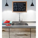 Cadre teck, surface noire, 800 x 600 mm Tableau craie WOODY SECURIT - Tableau craie Securit WOODY à cadre teck affiché en menu dans une cuisine