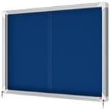 Intérieure, portes coulissantes, fond en feutre bleu, 8 x A4 Vitrine d'affichage Premium Plus NOBO - Vitrine d'affichage nobo Premium Plus à portes coulissantes, feutre bleu 8 x A4, vue de trois quarts
