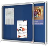Intérieure, portes coulissantes, fond en feutre bleu, 8 x A4 Vitrine d'affichage Premium Plus NOBO - Vitrine d'affichage nobo Premium Plus à portes coulissantes, feutre bleu 8 x A4, en situation