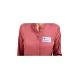 80 x 50 mm, 250 étiquettes Étiquette badge textile HERMA - Étiquette badge HERMA portée sur un vêtement