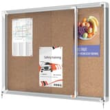 Intérieure, portes coulissantes, fond en liège, 8 x A4 Vitrine d'affichage Premium Plus NOBO - Vitrine d'affichage nobo Premium Plus à portes coulissantes en liège 8 x A4, en situation