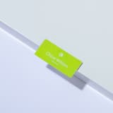 63,5 x 29,6 mm, 540 étiquettes Étiquette badge textile laser AVERY - Étiquette badge AVERY 63,5 x 29,6 mm imprimée, gros plan