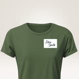 80 x 54 mm, soie d'acétate, 40 étiquettes Étiquette badge à écrire AVERY - Étiquette nominative écrite à la main, portée sur un tee-shirt