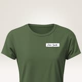 76 x 19 mm, soie d'acétate, 120 étiquettes Étiquette badge à écrire AVERY - Étiquette nominative écrite à la main, portée sur un tee-shirt