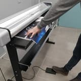 Opérateur tenant le support sur la table pendant que la pédale lance la coupe, coupeuse électrique NEOLT Electro Power Trim 300