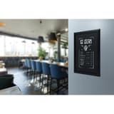Cadre noir, 565 x 763 mm Tableau craie UNIVERSAL SECURIT - Ardoise murale Securit UNIVERSAL noire affichée en carte de glaces dans un restaurant
