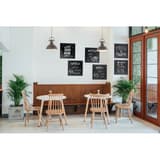 Lot de 6 ardoises carrées de 40 x 40 cm Tableau craie XXL SECURIT - Ardoises Securit CHALKBOARD XXL assemblées au mur d'une salle à manger