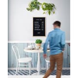Feutre, cadre en bois massif, 400 x 600 mm Letter board SECURIT - Letter board Securit en feutre à cadre en bois massif, 400 x 600 mm, au mur d'un café