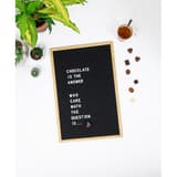 Feutre, cadre en bois massif, 400 x 600 mm Letter board SECURIT - Letter board Securit en feutre à cadre en bois massif, 400 x 600 mm, avec un message